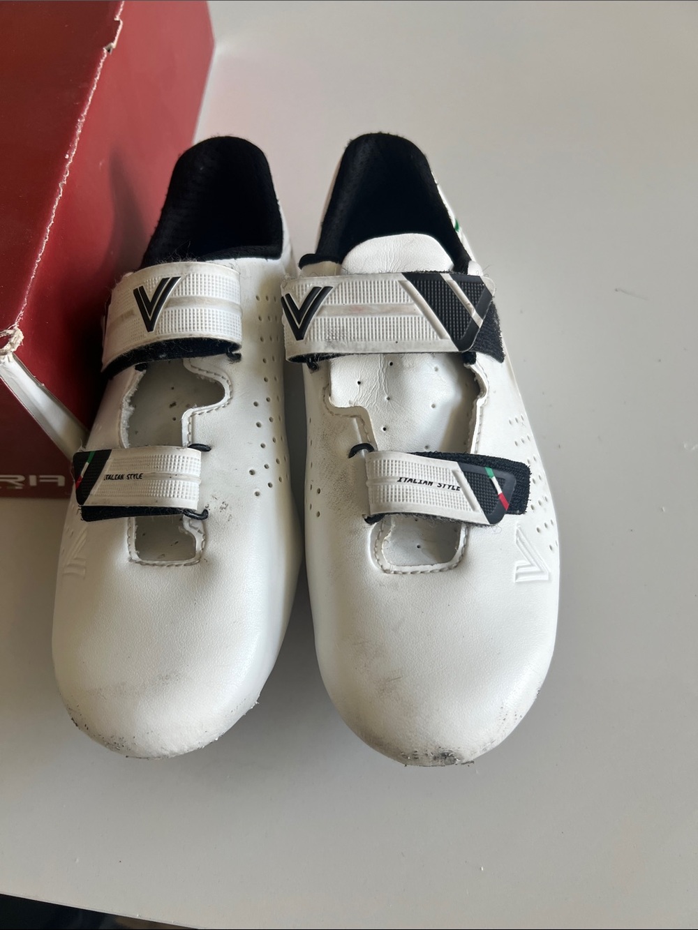 Vittoria Junior Cycling shoes with Black Trim and Velcro Straps
